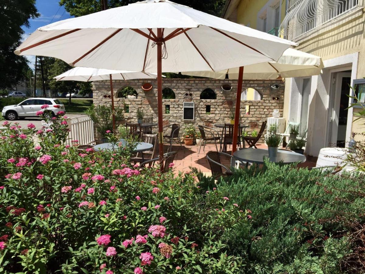 Hencz Vendeghaz Hotel Балатонакаратя Екстериор снимка